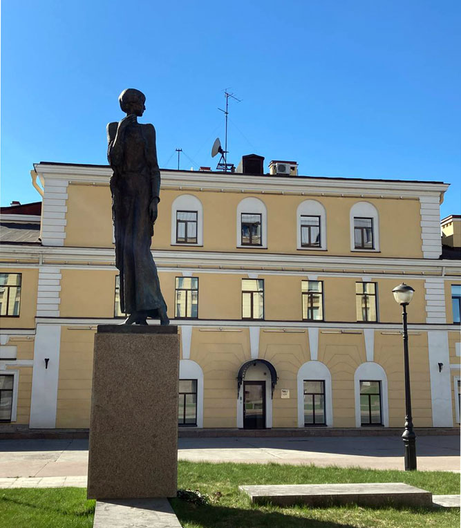 Памятник Анне Ахматовой напротив «Крестов»